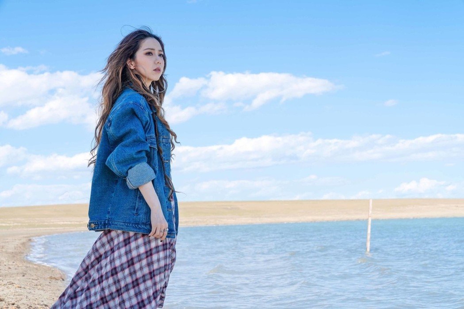 组图:邓紫棋草原上惬意甜笑 身穿白色短裙长发飘逸活泼灵动