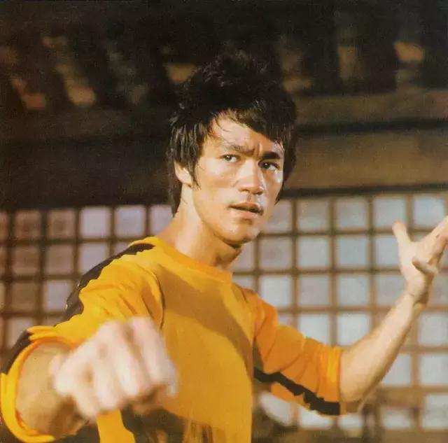 李小龙最经典的黄色紧身服就出自本片.
