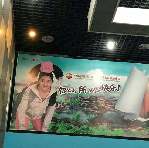 广告中,关晓彤身穿一件运动装外套,下身搭配粉红色裤子,背着双肩包